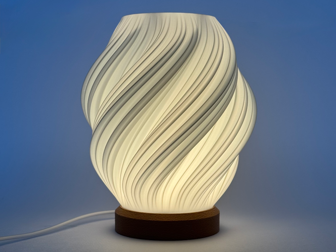Referencia de una lámpara con pantalla de líneas onduladas y luz cálida