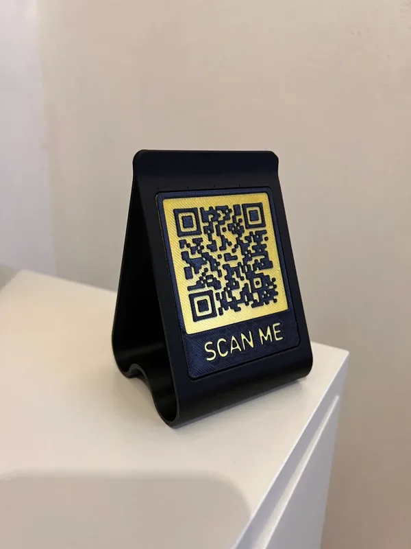 Soporte de mostrador negro con código QR y detalles dorados
